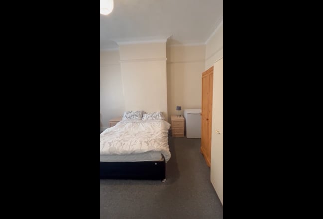 Large Terraced House, Wakefield City Centre Main Photo