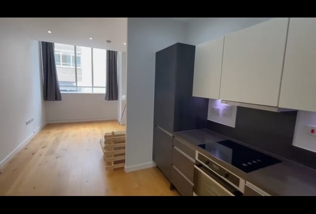 Charming 1-Bedroom Flat with Parking, Gym & rcptn  Main Photo