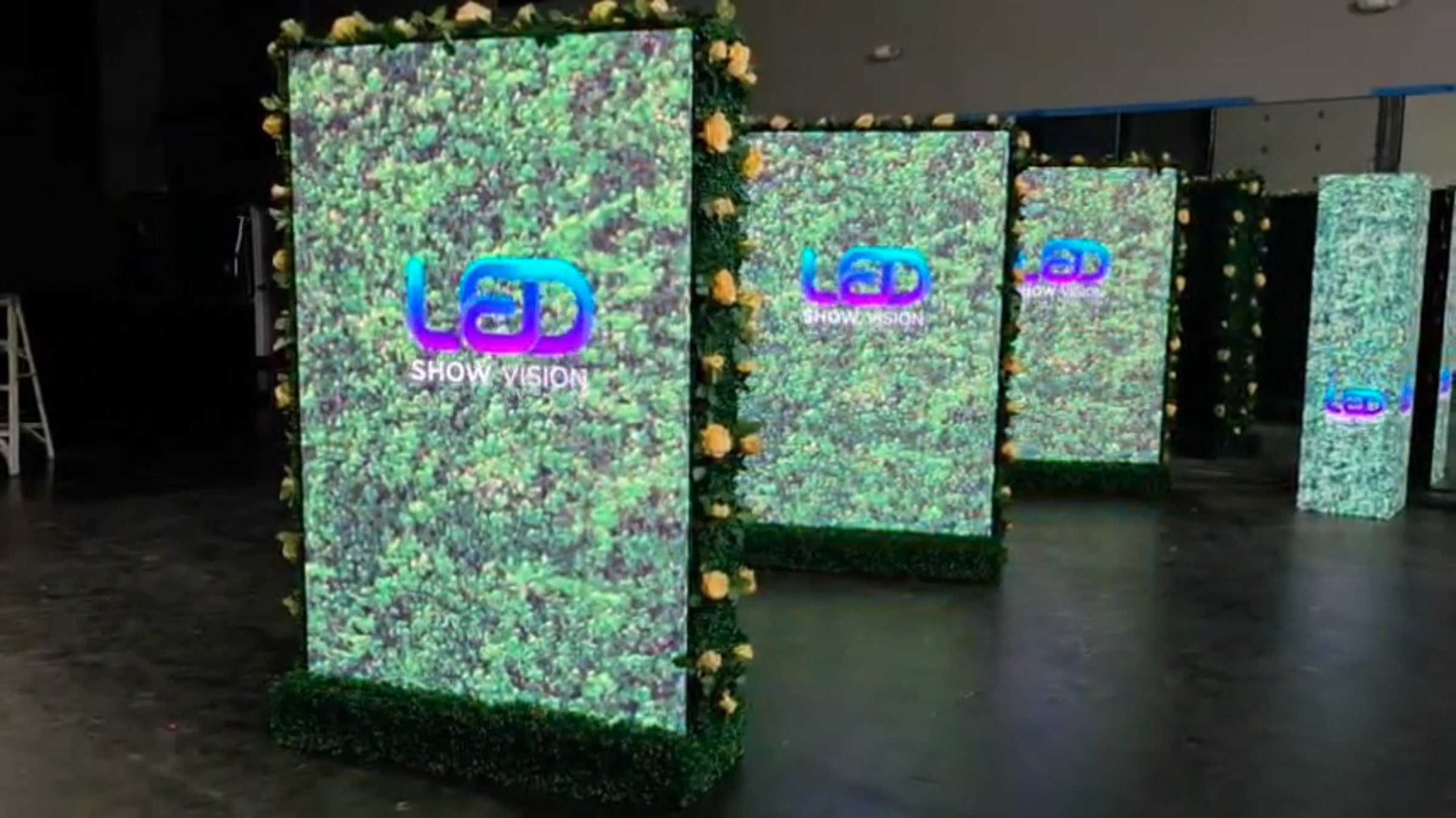 LED hedge walls and columns