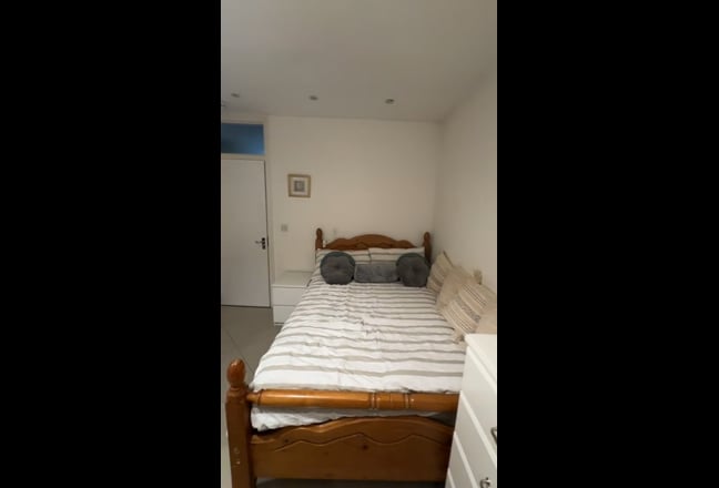  Beautiful Bright Large Room in Edgware NW London Main Photo
