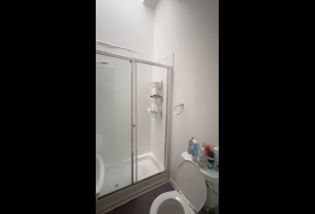 Spacious Double Room in City Center Main Photo