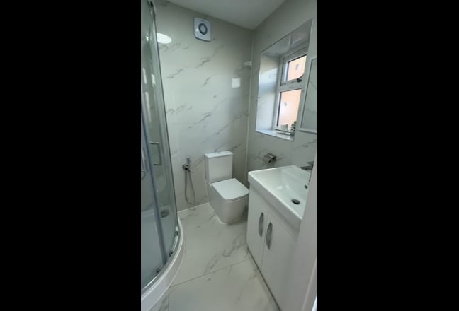 Brand new large ensuite  Main Photo