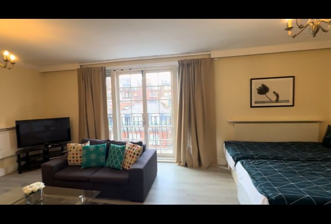 Large One Bedroom Flat with Balcony in Mayfair  Main Photo