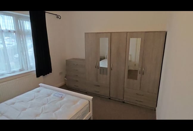 Furnished Clean Room in Shared House near Tesco Main Photo