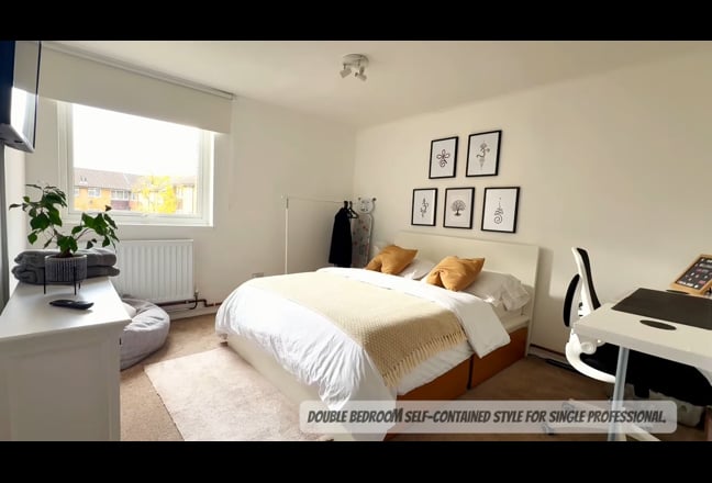 Single Stay – King Bedroom & Private Bathroom Main Photo