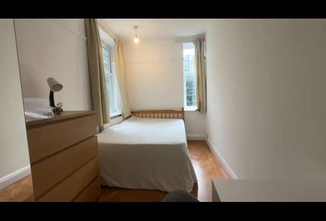 Bright Double Room Near Hampstead (W10.03) Main Photo