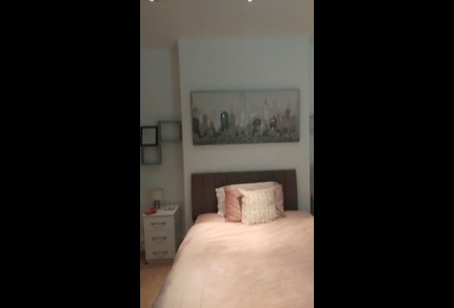 Beautiful large Double Bed in Edwardian  Main Photo