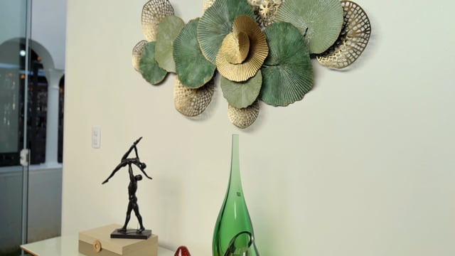 Escultura de Parede Verde e Dourada