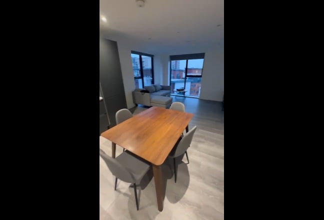 Short stay - Modern & spacious king-size en-suite Main Photo