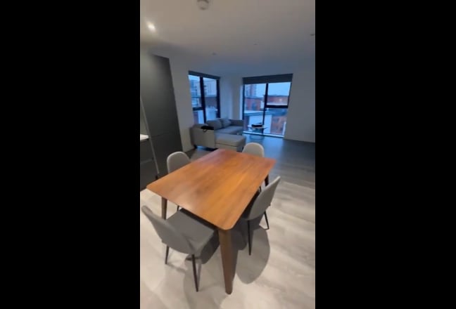 Short stay - Modern & spacious king-size en-suite Main Photo