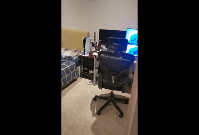 Room in a 3 bed close to district line and dlr Main Photo