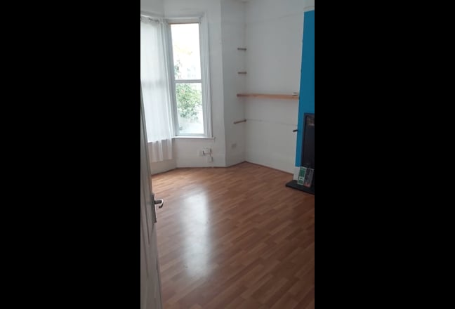 5 bed semi detached house to let Main Photo