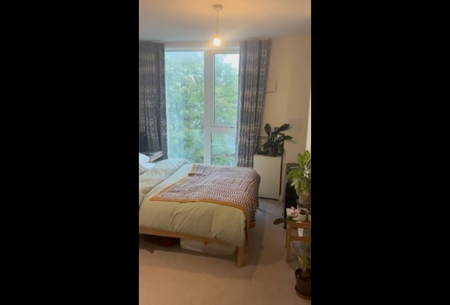 Lovely ensuite off Rye Lane. Zone 2 Main Photo