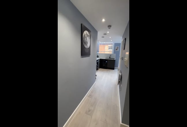 Brand new Studio all bills Inc-In City Centre Main Photo