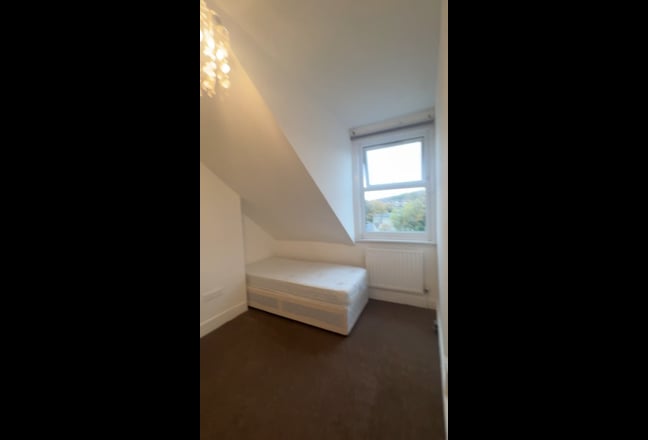 Refurbished Spacious Studio in Abbeywood SE2  Main Photo