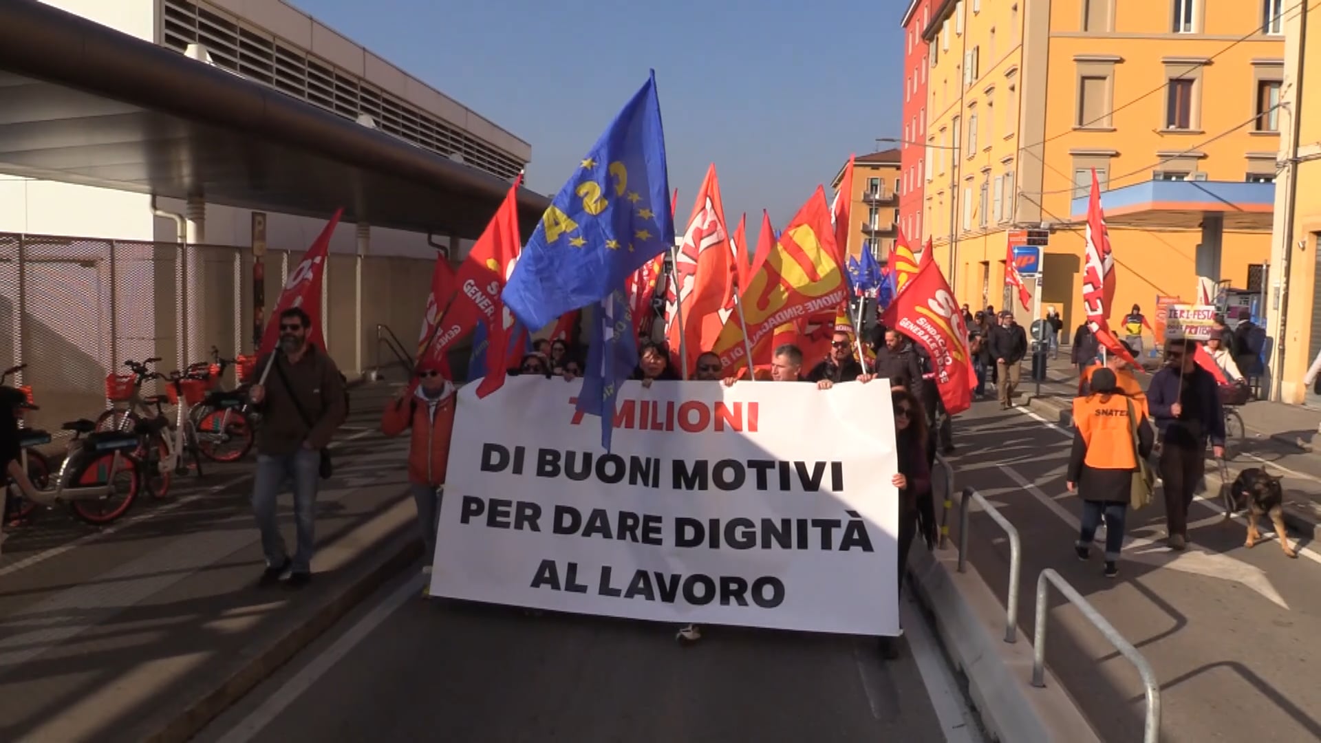 Sciopero generale con doppio corteo dei dipendenti del Comune di Bologna