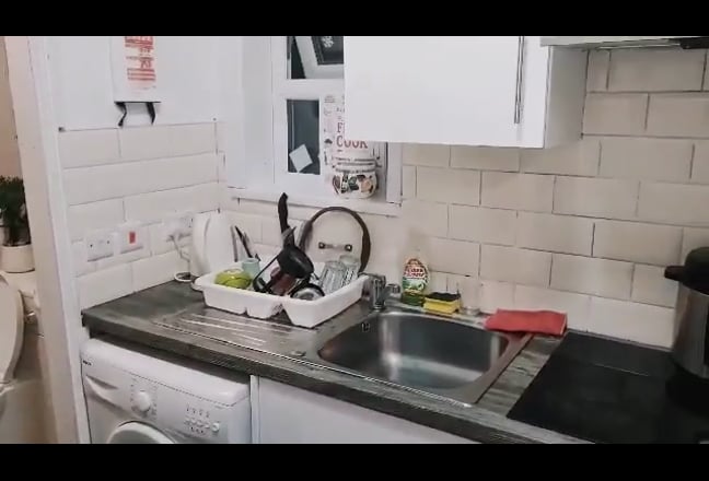 Studio Flat to Rent in Roundhay LS8** Main Photo