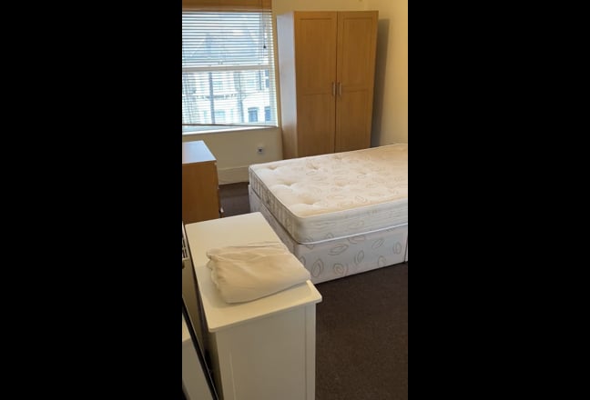 Spacious Double Room - 10 Minute Walk to Tube Main Photo