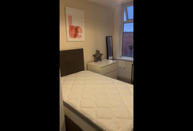 Bright spacious ensuite room  Avail. NOW! Main Photo