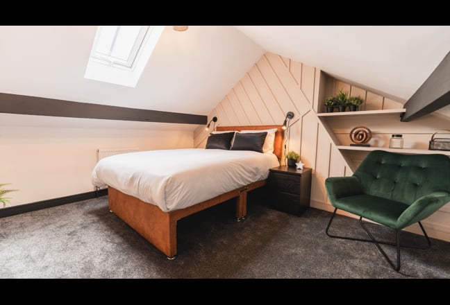 NEW Large High Quality Bedroom with En-suite Main Photo