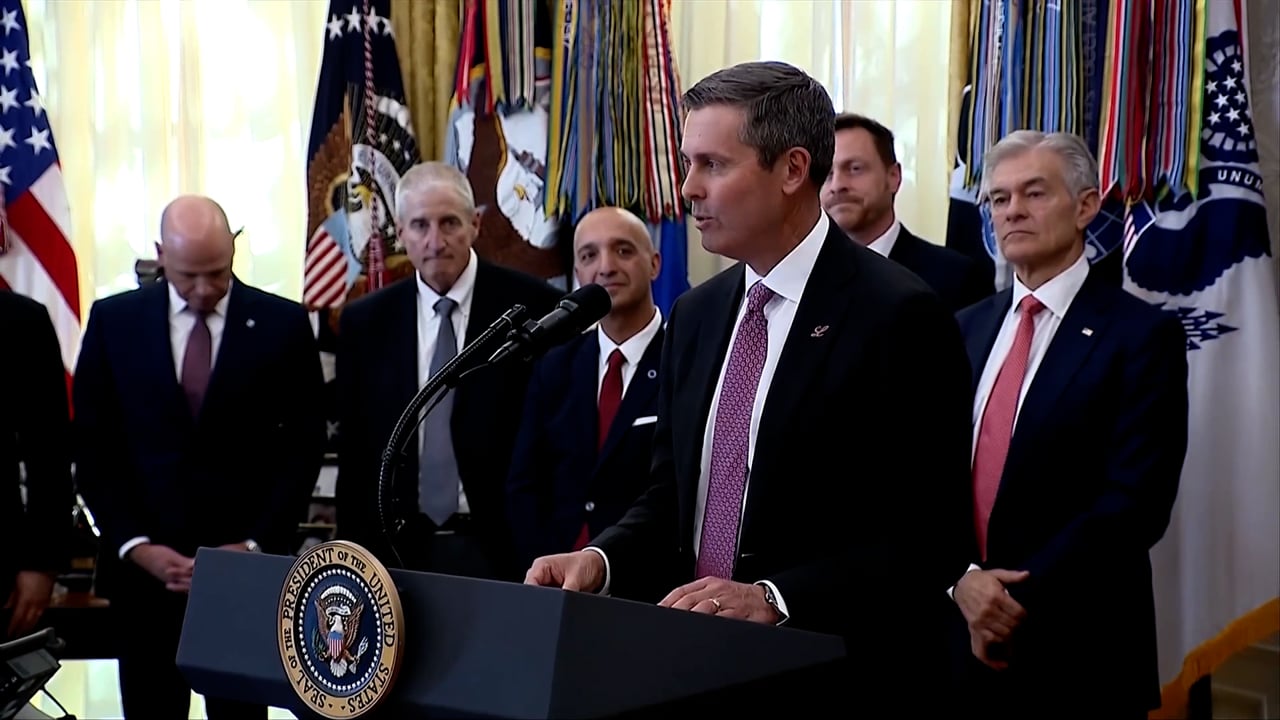 Incident v Beli hiši: Trumpov gost se je zgrudil na tla