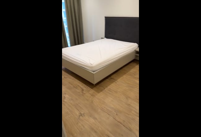 Ensuite Room in Modern 2-bed flat  Main Photo