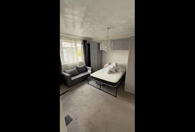 Large Studio Flat Friends or Couples can share Main Photo