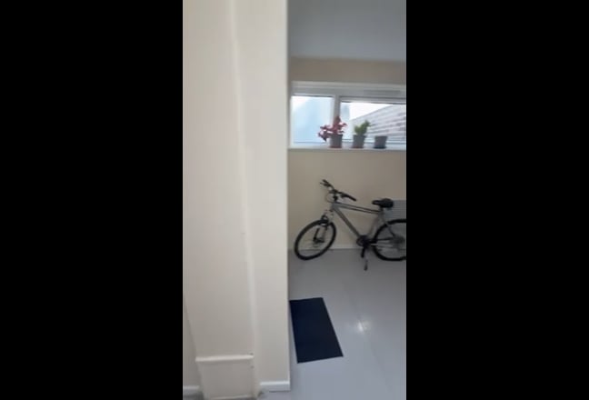 One bedroom flat, top floor, nice residential area Main Photo