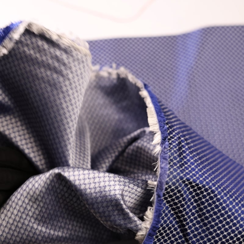 Vidéo: Jacquard 100% soie - Cachemire blanc fond bleu roi