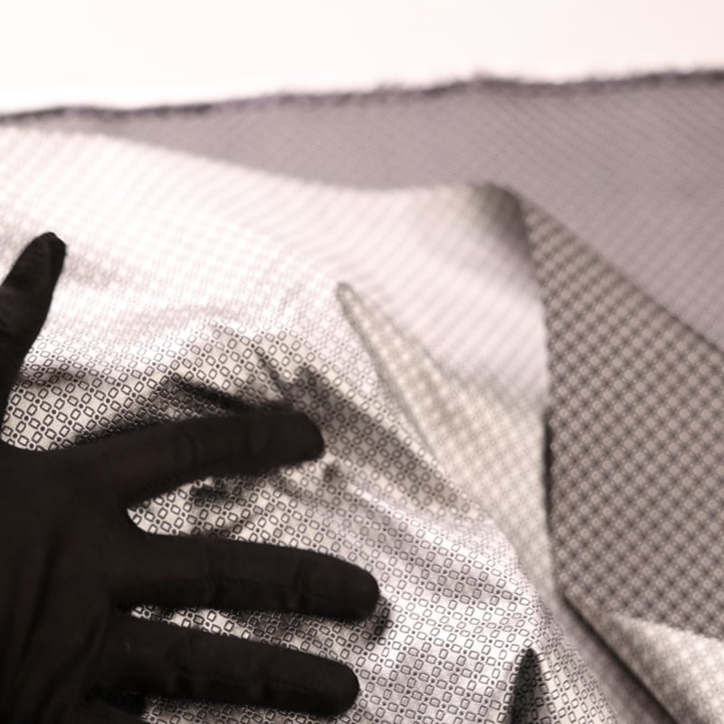 Vidéo: Jacquard 100% soie - Chaîne rectangulaire blanc fond gris