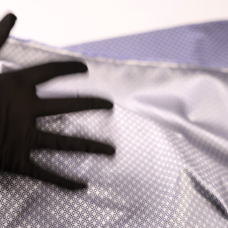 Vidéo: Jacquard 100% soie - Chaîne rectangulaire blanc fond bleu