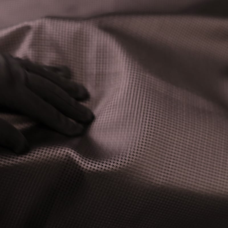 Vidéo: Jacquard 100% soie - Pieds de puces noirs fond gris