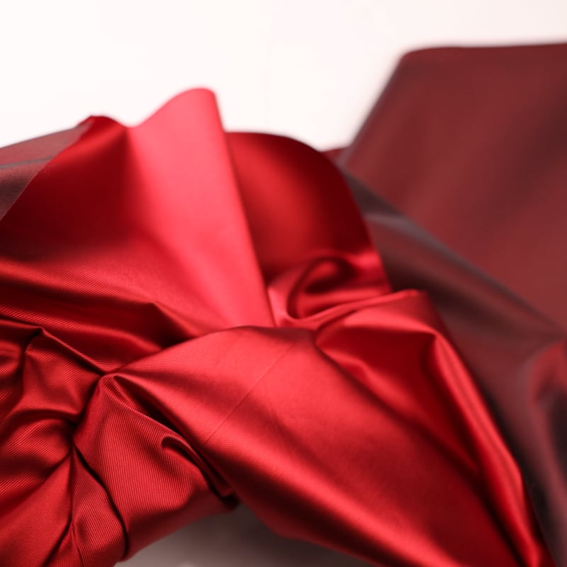 Vidéo: Twill 100% soie double face – Rouge & bordeaux