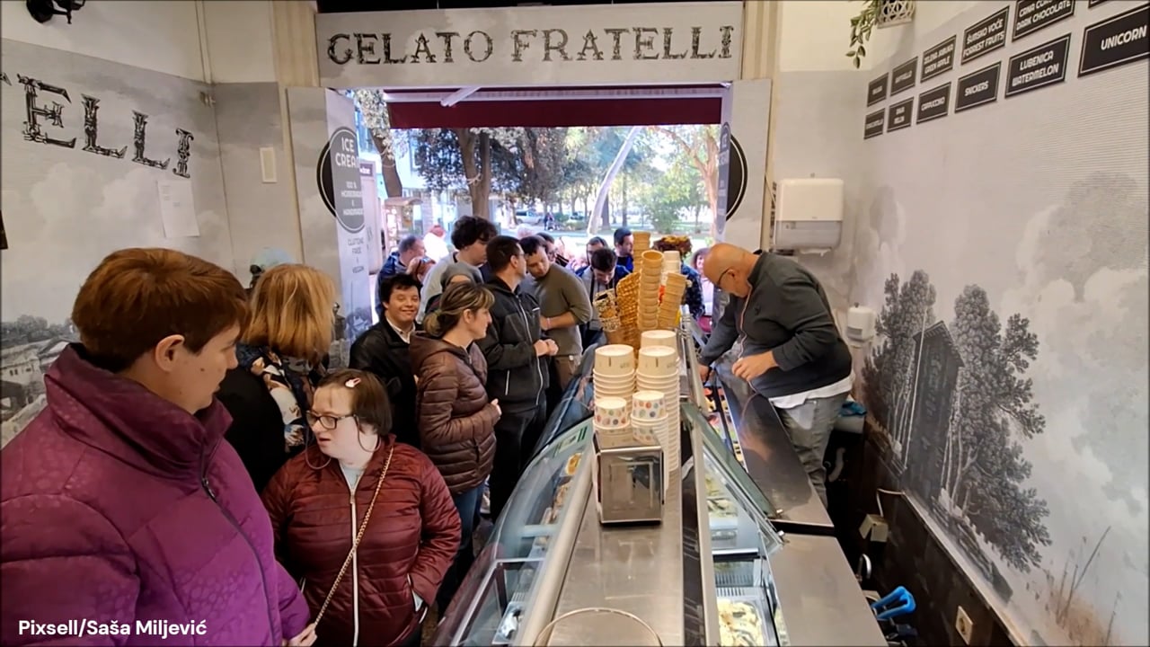 Brezplačni sladoled za vse: banjice so želeli izprazniti do konca #foto