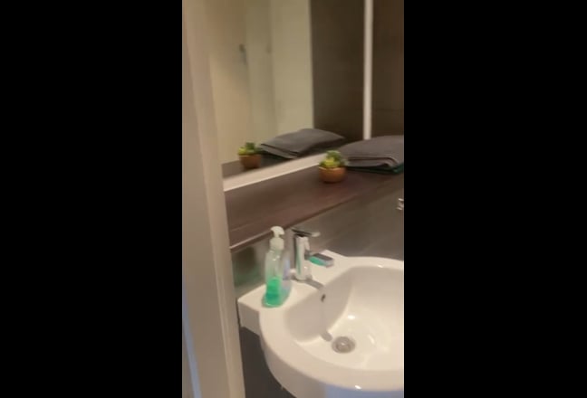 Cozy Double bed room with En-Suite  Main Photo