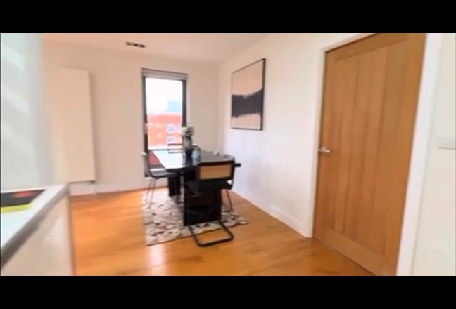 Double room with king bed and master bathroom Main Photo