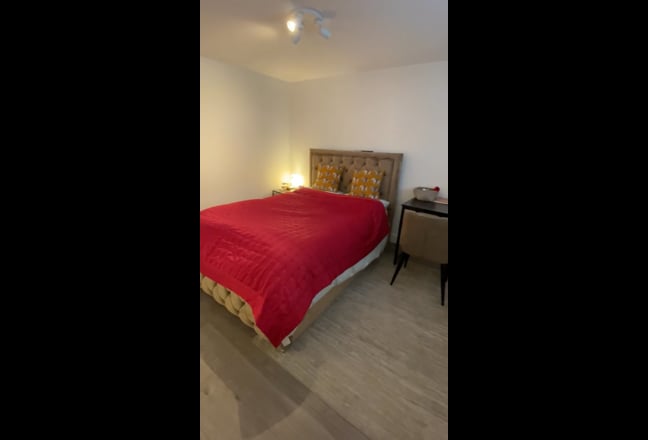 Large En-suite room available  Main Photo