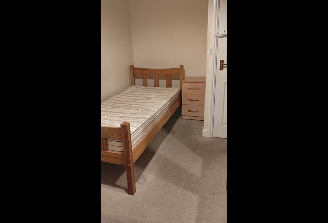 Beautiful double rooms to rent for professionals Main Photo