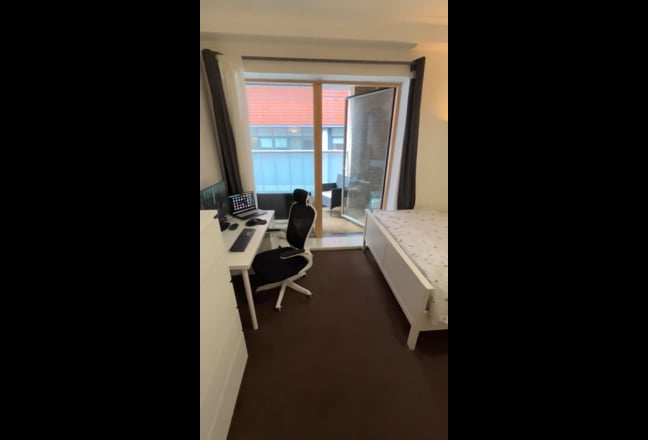 Spacious Ensuite Double Room with Balcony Main Photo