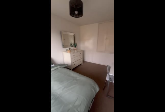 🏠 Professional Flatshare | 4 Bedrooms, 2 Baths 🧼 Main Photo