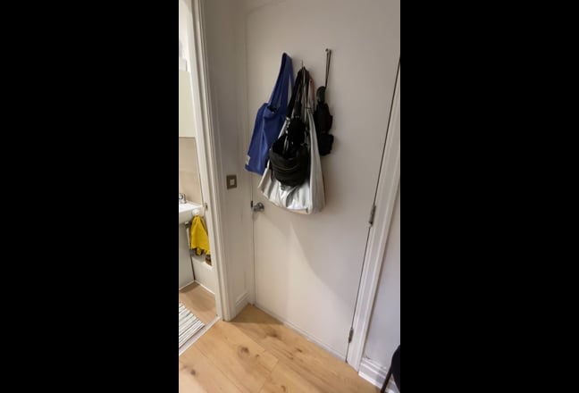 Double/ensuite in riverside townhouse. Main Photo