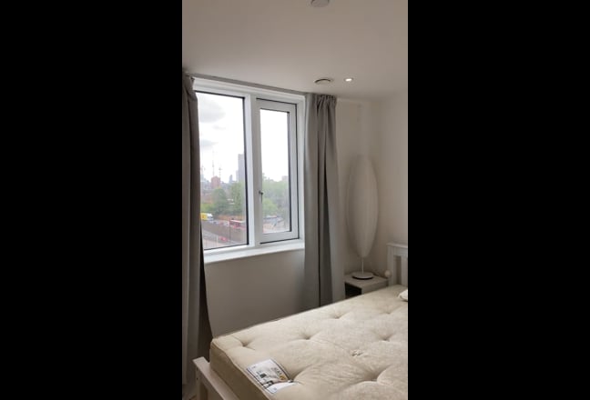 En-Suite Large and Bright Room, Stratford  Main Photo