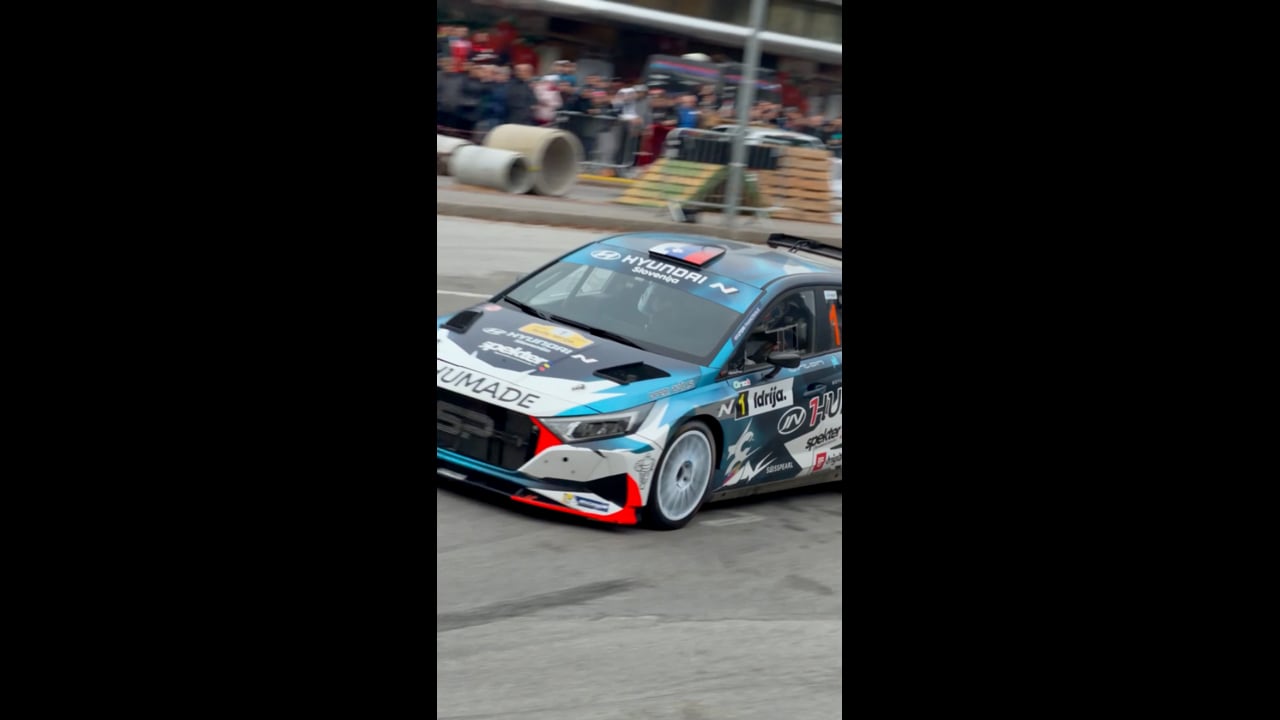 Neverjetno: avtomobil na streho, gospa pa mirno na bankomat