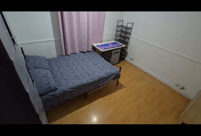 Large double room in Stepney Green Main Photo