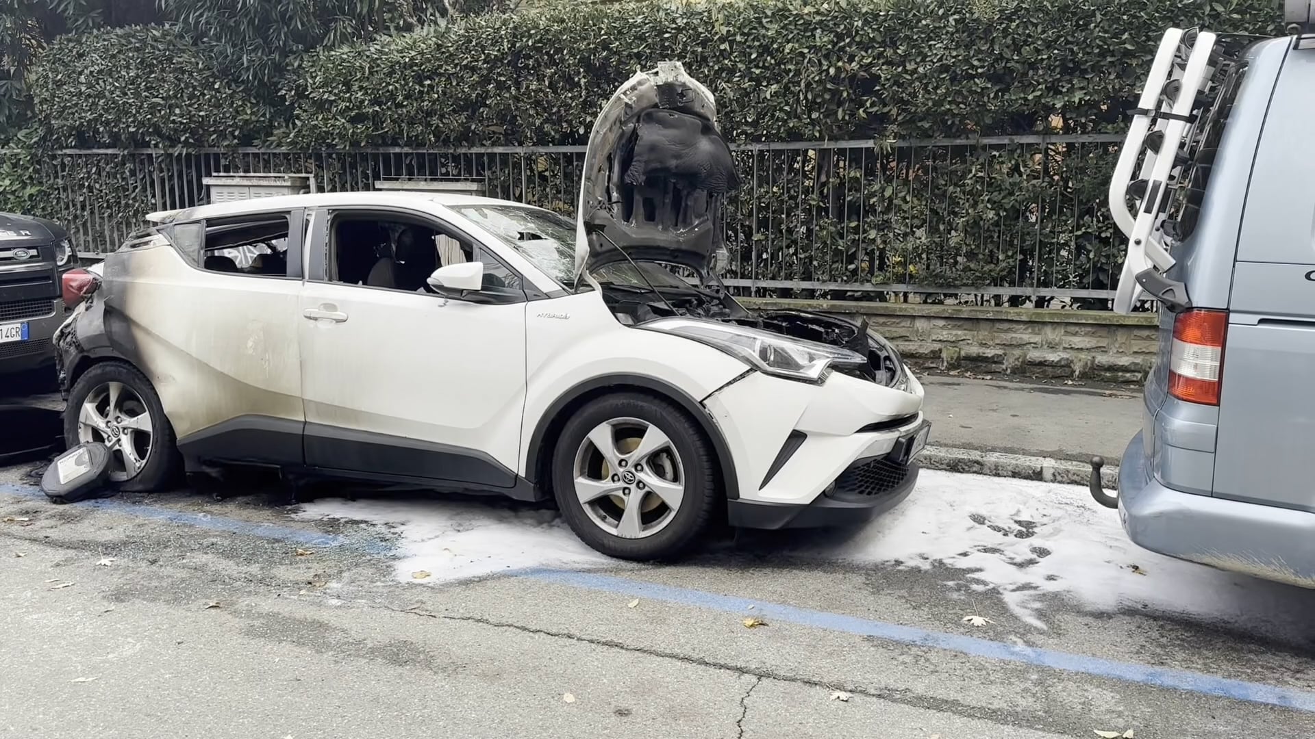 Un’altra vettura incendiata in Largo Lercaro, i residenti esasperati chiedono le telecamere di videosorveglianza