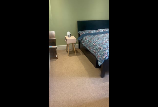 Lovely flat with excellent transport links  Main Photo