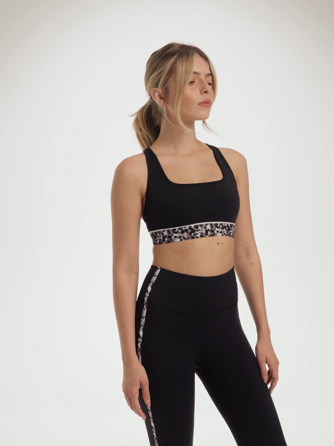 חזיית ספורט עם מחשוף ישר מבד nero