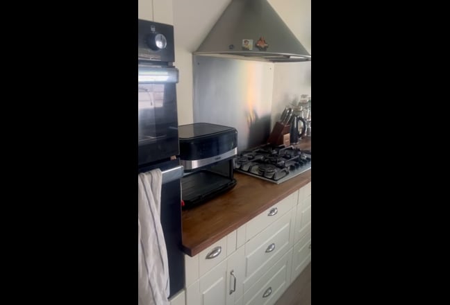 Small Double in Family Home & off Street Parking Main Photo