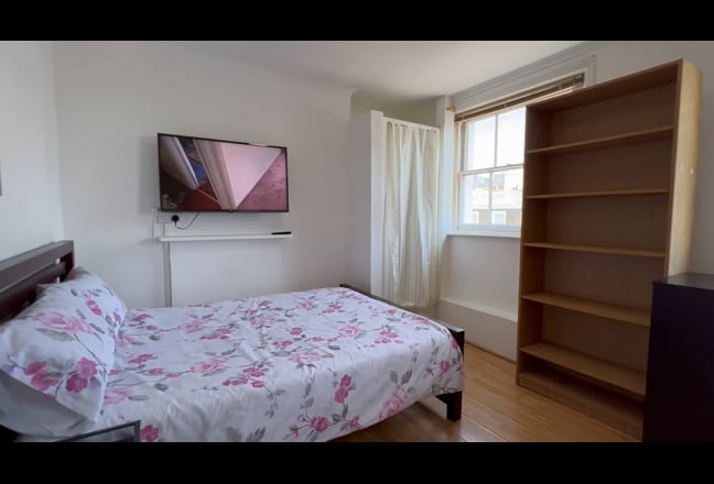 Large Bedsit with Ensuite Shower in SW3 Chelsea Main Photo
