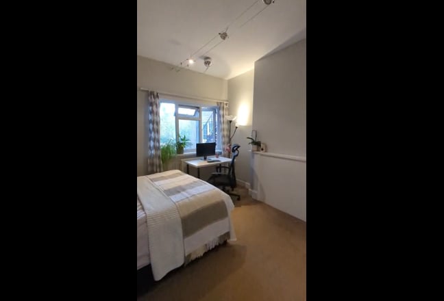 Double room in a 2 bed Flat  | 2min walk from tube Main Photo